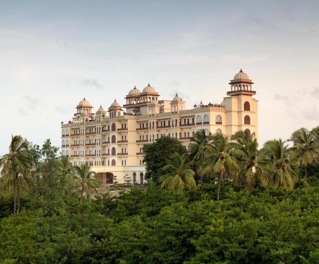 Uday Palace Navsari, A Member Of Radisson Individuals Eksteriør billede