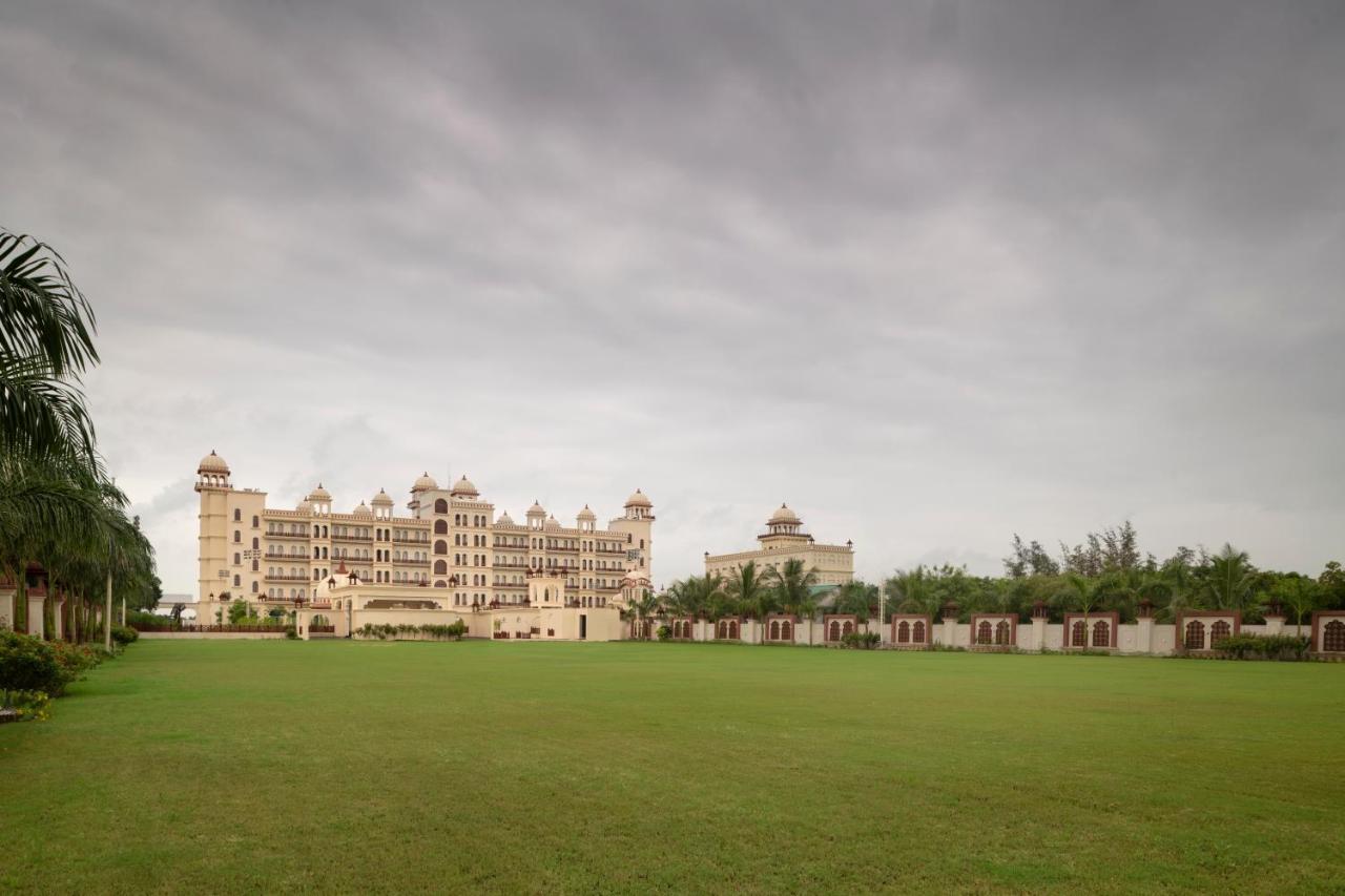 Uday Palace Navsari, A Member Of Radisson Individuals Eksteriør billede