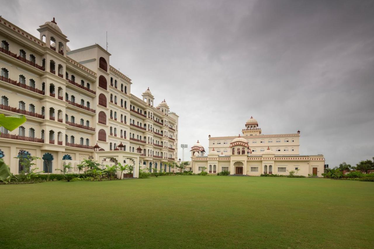Uday Palace Navsari, A Member Of Radisson Individuals Eksteriør billede