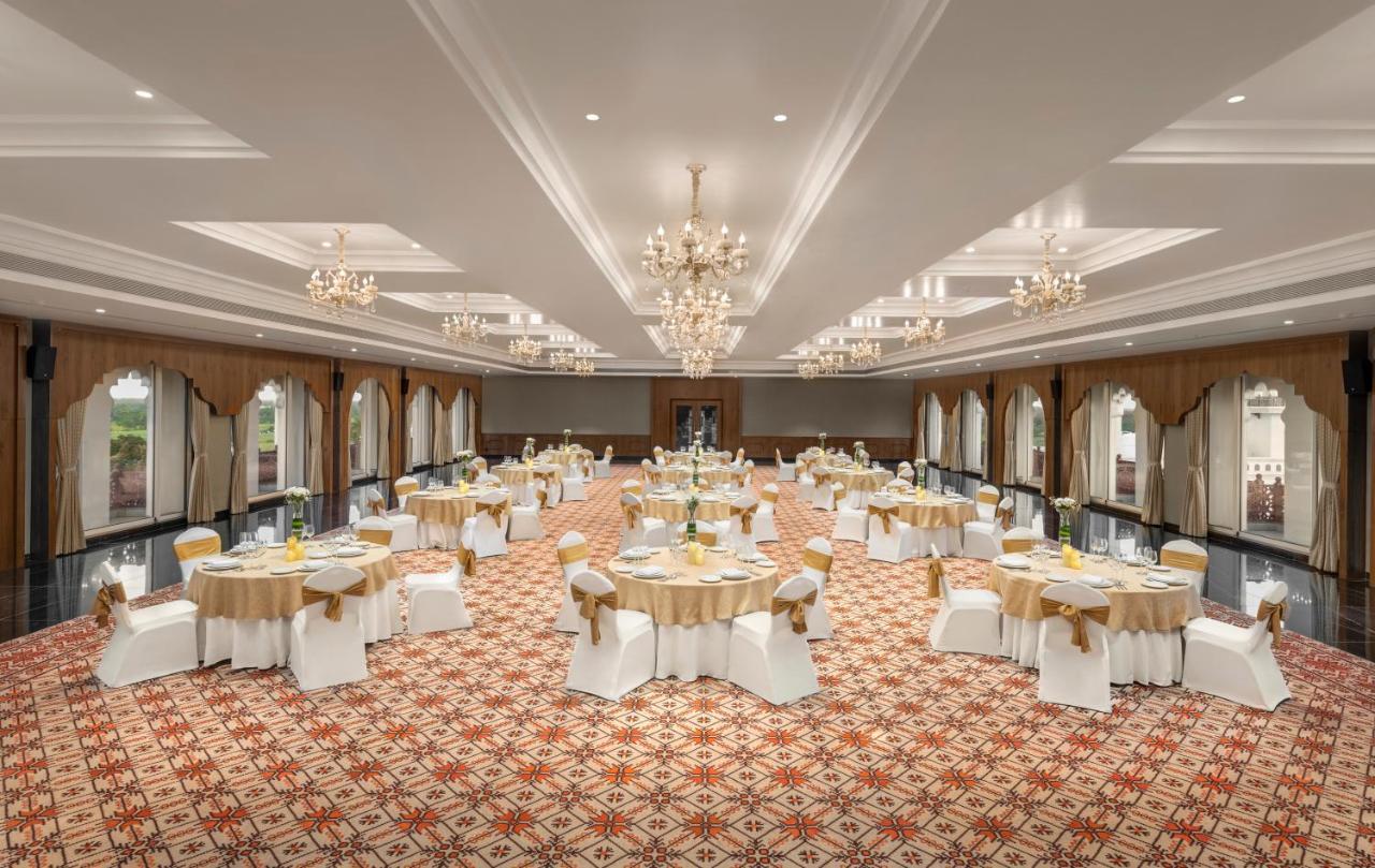 Uday Palace Navsari, A Member Of Radisson Individuals Eksteriør billede