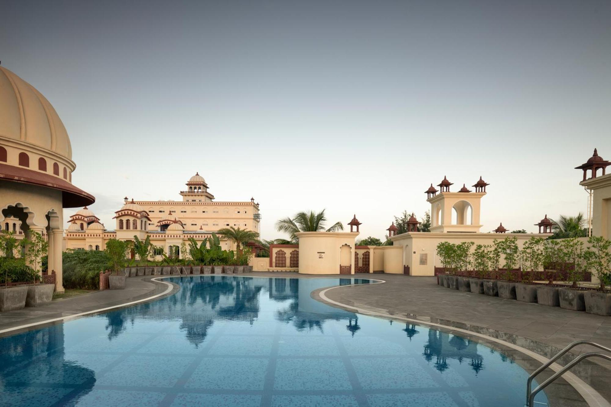 Uday Palace Navsari, A Member Of Radisson Individuals Eksteriør billede